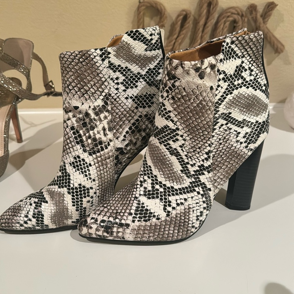 Qupid Black and White Snake Print High Heel Ankle Booties Size 8.5